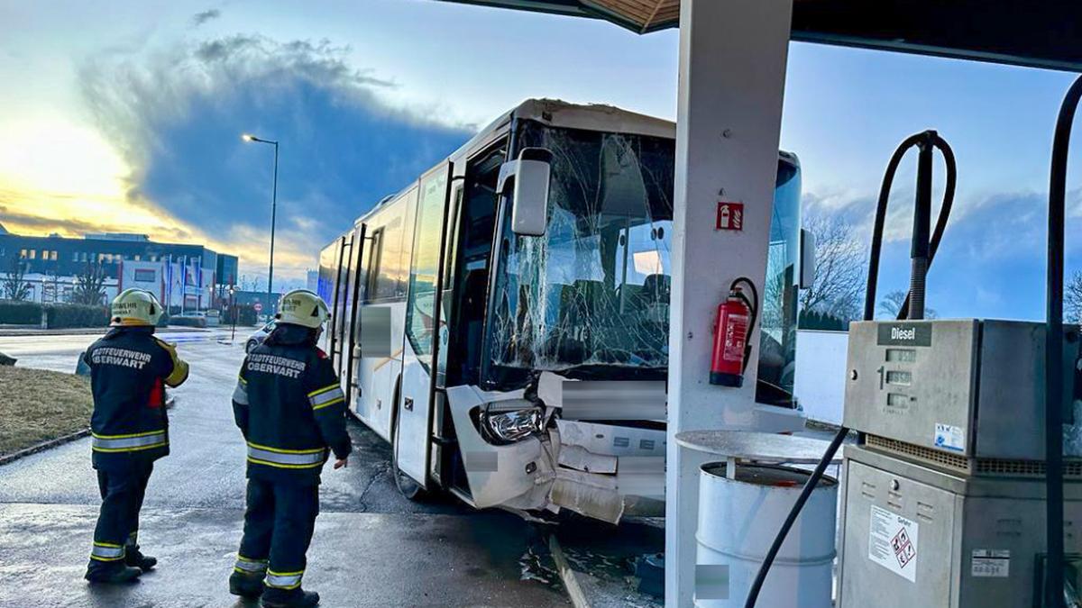 Der Bus krachte gegen eine Tankstelle | Der Bus krachte gegen eine Tankstelle