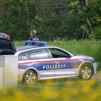 Die Polizei in der Nähe des Tatorts in Maria Alm im Pinzgau (Archiv)