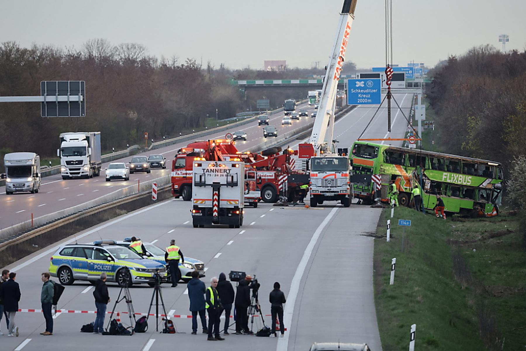 Leipzig: Nach Busunfall in Deutschland Ermittlungen gegen Fahrer