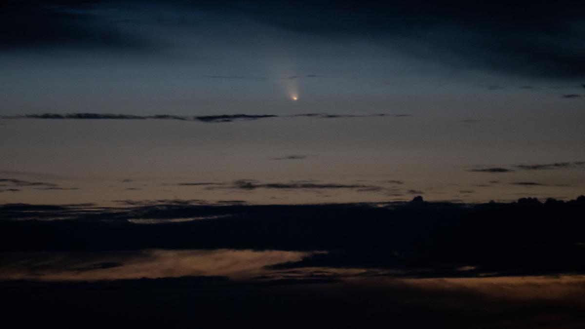 Komet "C/2023 A3 Tsuchinshan-Atlas" zwischen zwei Wolkenbänken