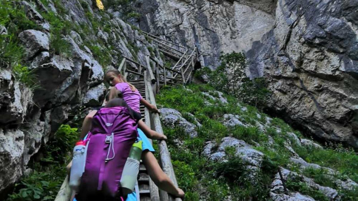 168 Brücken und Leitern führen durch die Klamm.