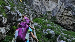 168 Brücken und Leitern führen durch die Klamm.