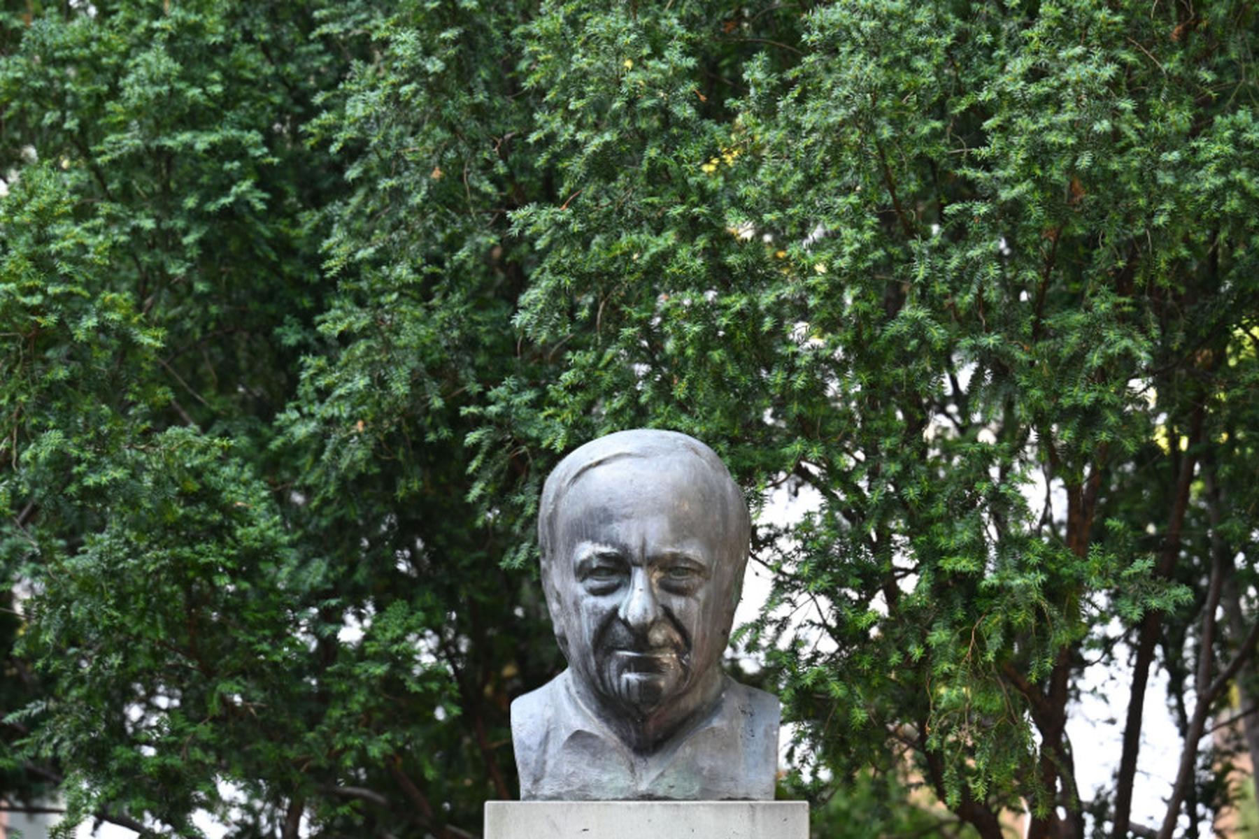 Wien: SOS-Kinderdorf: Gmeiner-Büste in Wien demontiert