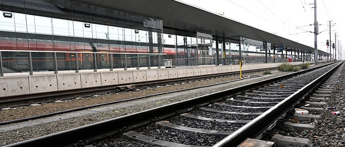 Ein Bahnhof mit Geleisen im Vordergrund. Im Hintergrund steht ein Zug | Die Weststrecke wurde gesperrt