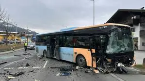 Der Bus wurde bei dem Crash schwerst beschädigt | Der Bus wurde bei dem Crash schwerst beschädigt