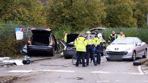 Das Auto geriet aus ungeklärten Gründen ins Schleudern, der Fahrer könnte auch bei Rot gefahren sein | Das Auto geriet aus ungeklärten Gründen ins Schleudern, der Fahrer könnte auch bei Rot gefahren sein