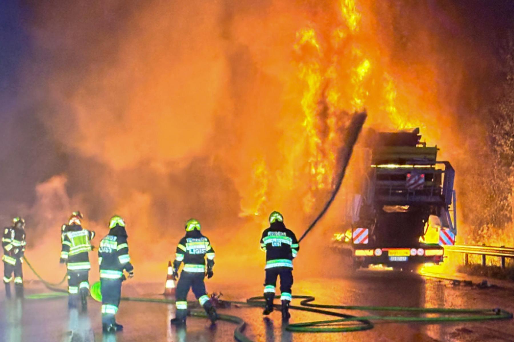 Voitsberg: Sattelauflieger stand auf steirischer A2 in Flammen