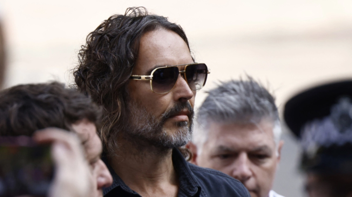 Russell Brand erstmals wegen der Vergewaltigungsvorwürfe vor Gericht | Russell Brand erstmals wegen der Vergewaltigungsvorwürfe vor Gericht