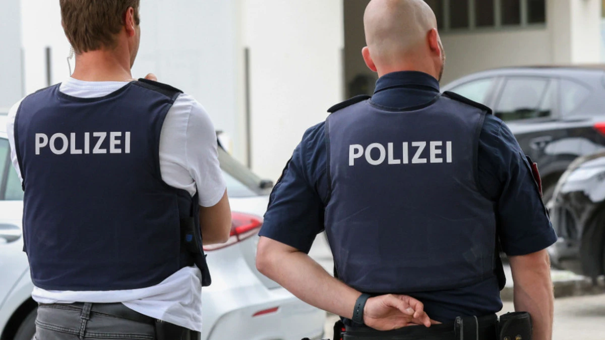 Polizisten am Samstag am Tatort in Maria Alm. | Polizisten am Samstag am Tatort in Maria Alm.