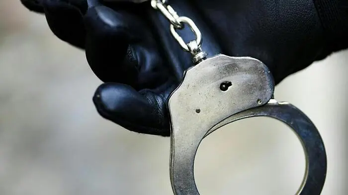 Für den geständigen Tatverdächtigen klickten die Handschellen | Für den geständigen Tatverdächtigen klickten die Handschellen
