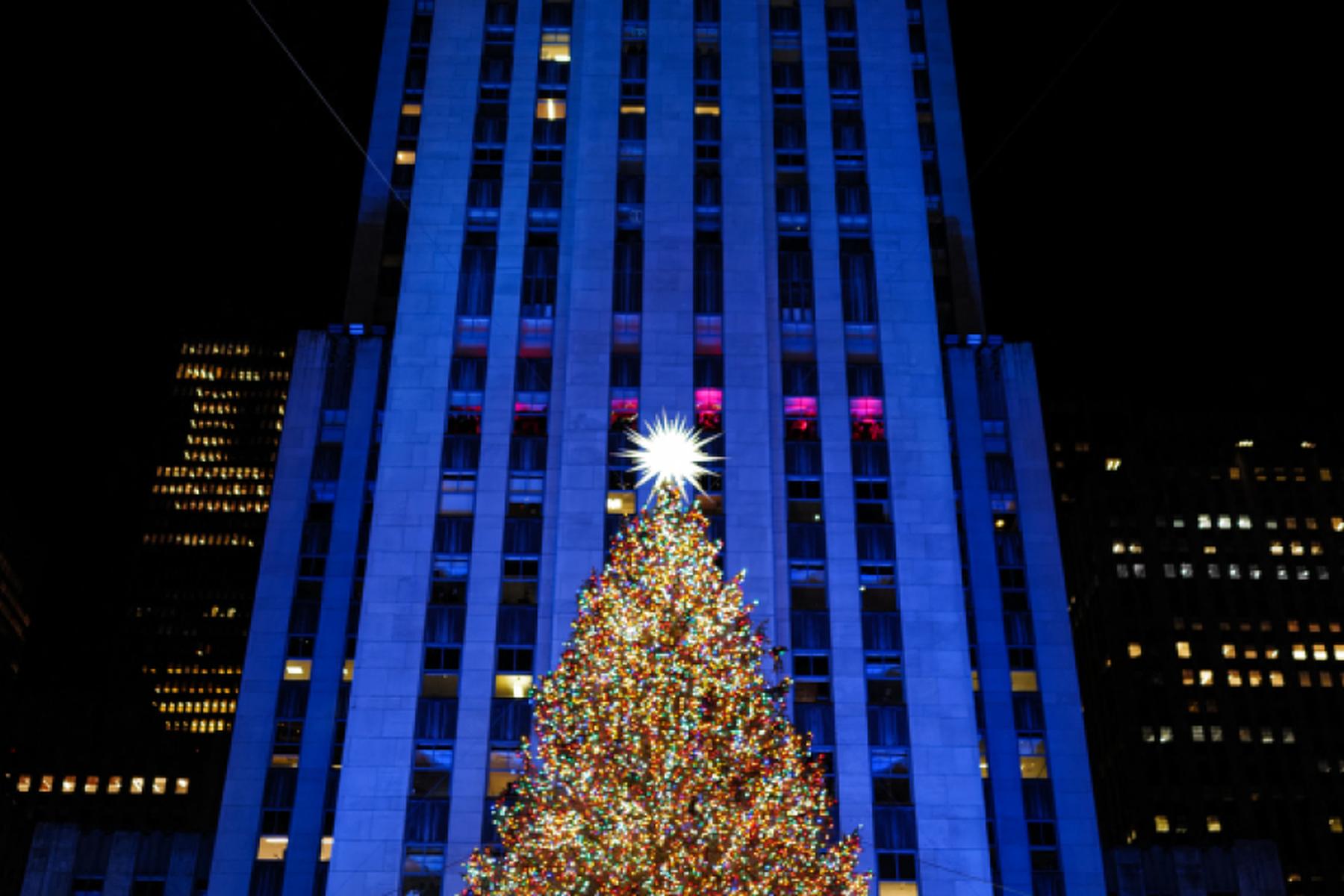 New York: Rockefeller-Christbaum in New York erleuchtet