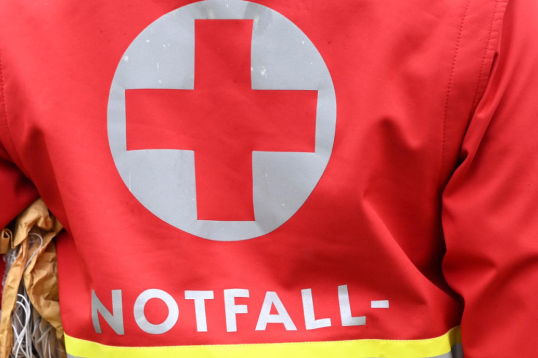 V Zgornji Avstriji mati po nesreči povozila enoletno hčerko na dvorišču, deklica umrla