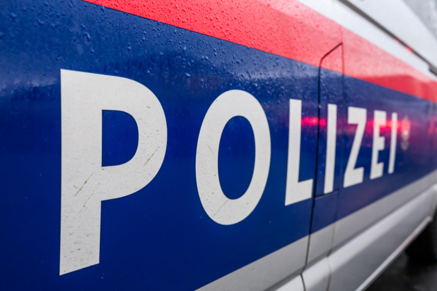 Spittal an der Drau: Mann zündet Polizeiauto und Privat-Pkw in Kärnten an