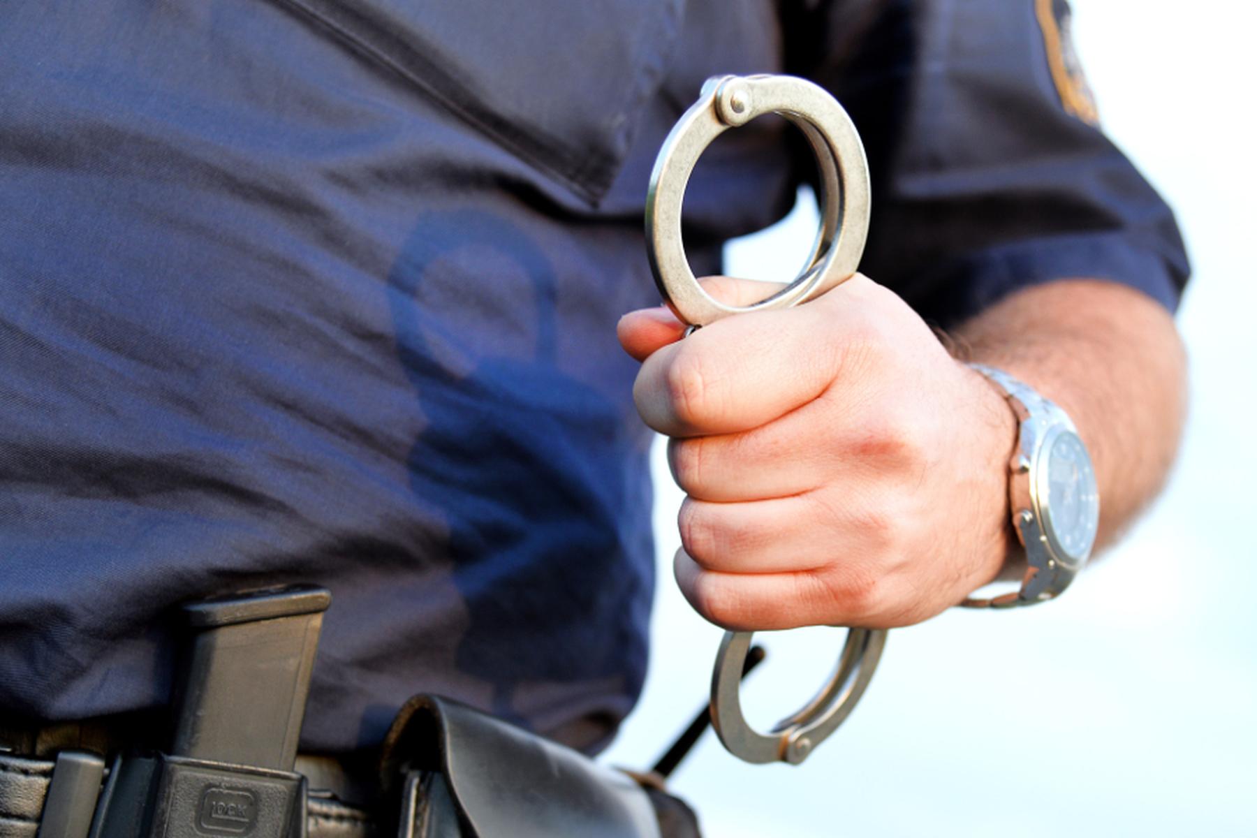 Moški v Feldkirchenu davil in grozil ženi s smrtjo