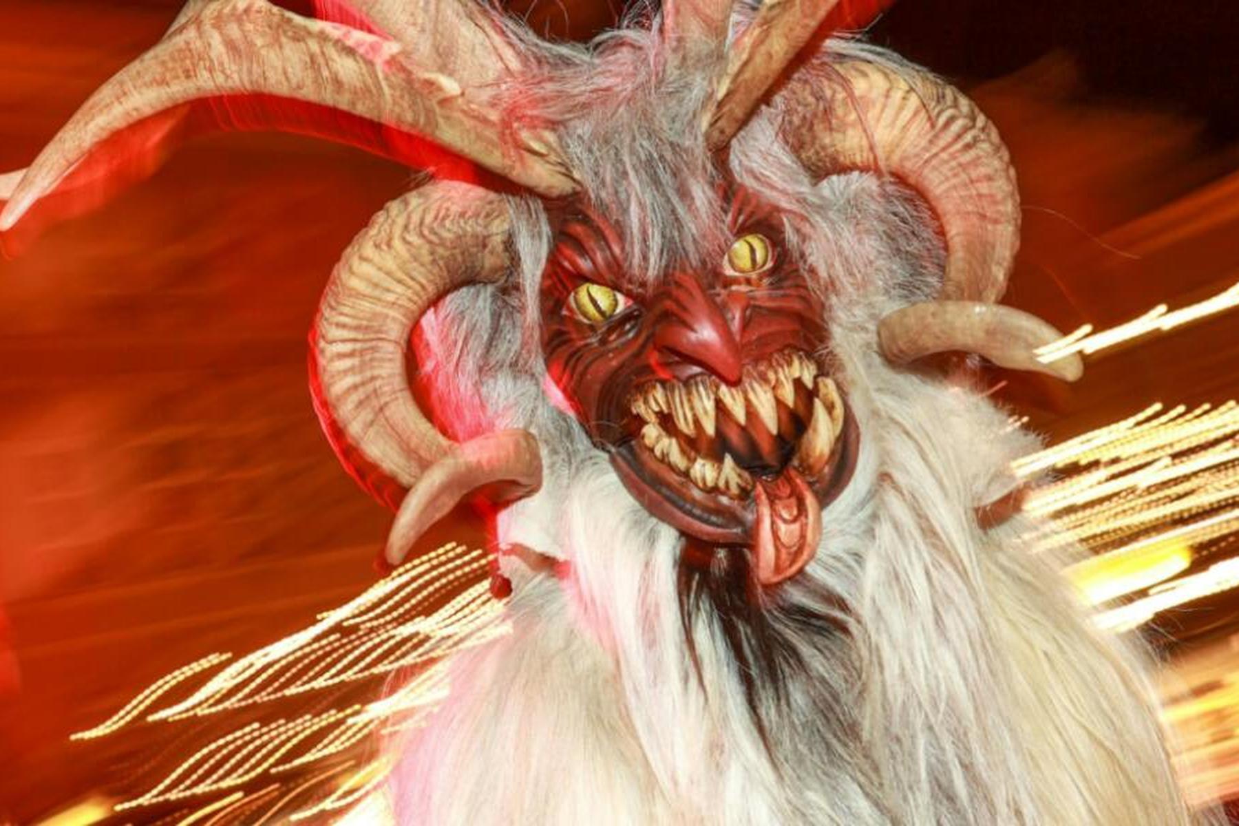 Gledalka v Keutschachu poškodovala Krampusa med tekom