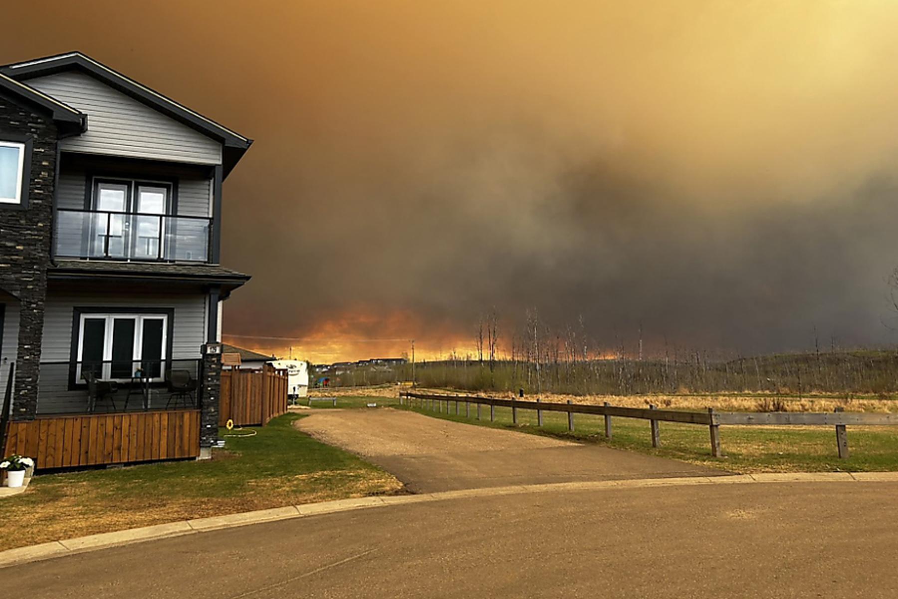 Fort McMurray (Alberta): Wetterumschwung erleichtert Kampf gegen Waldbrand in Kanada