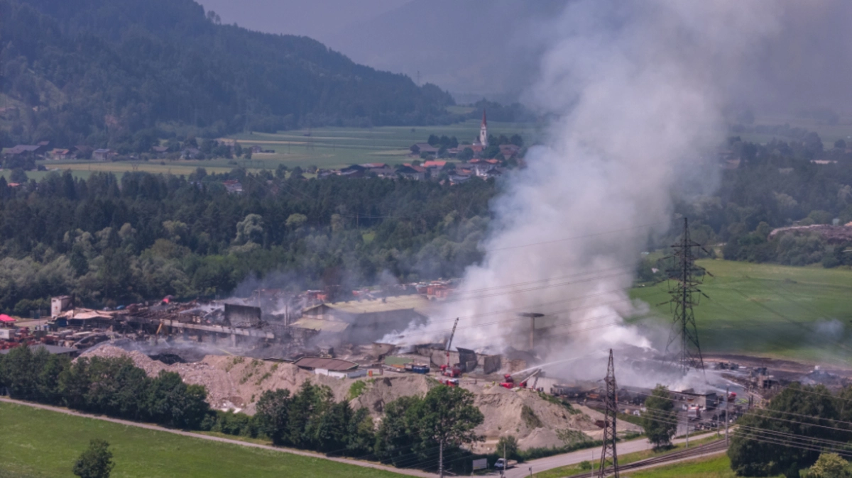 Der Großbrand hielt die Einsatzkräfte tagelang in Atem | Der Großbrand hielt die Einsatzkräfte tagelang in Atem