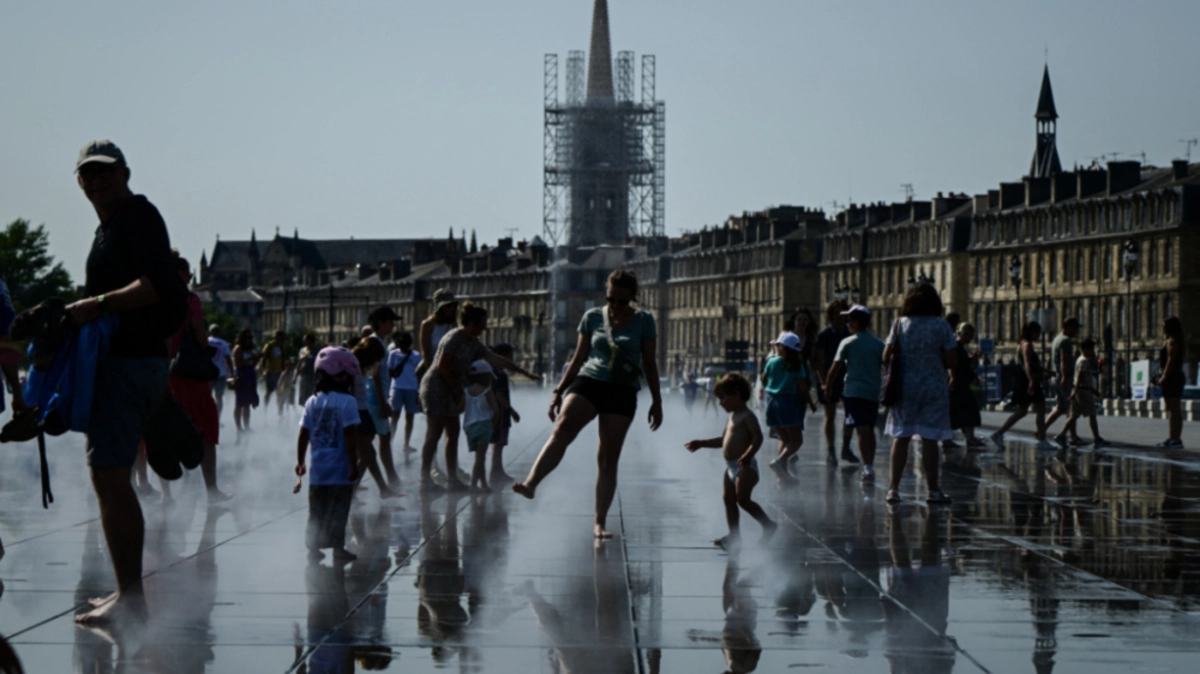 Menschen beim Abkühlen in Bordeaux: Keine Seltenheit in diesen Tagen | Menschen beim Abkühlen in Bordeaux: Keine Seltenheit in diesen Tagen