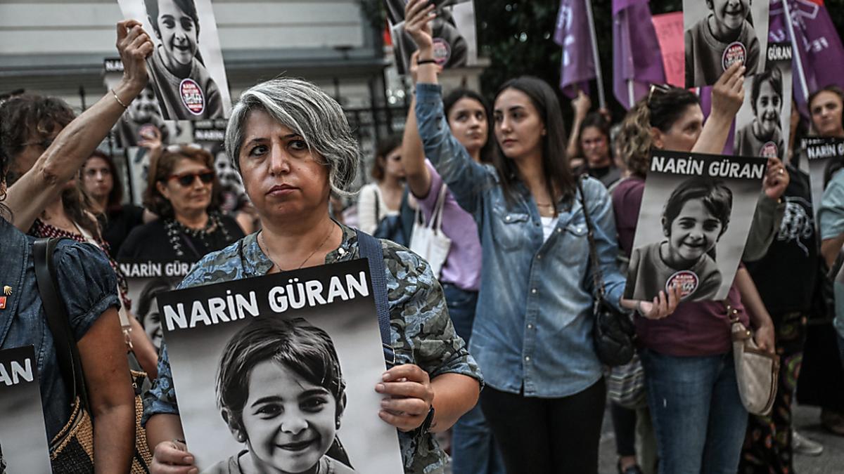 Demonstrantinnen in Istanbul zeigen Bilder der Achtjährigen | Demonstrantinnen in Istanbul zeigen Bilder der Achtjährigen