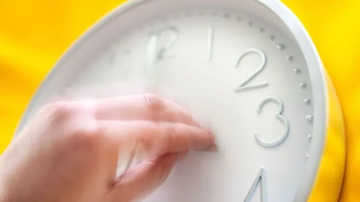 Um 3.00 Uhr werden die Zeiger um eine Stunde zurückgedreht. | Um 3.00 Uhr werden die Zeiger um eine Stunde zurückgedreht.