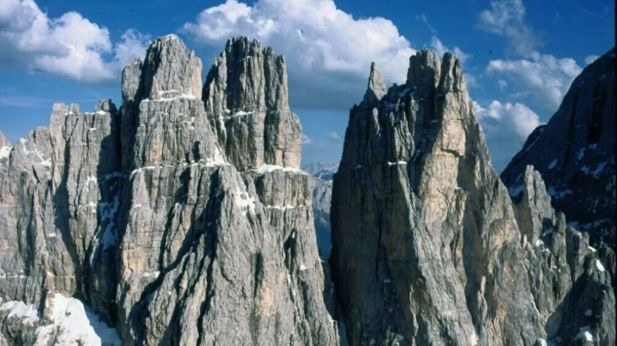 In den Dolomiten ist am Samstag eine Person in den Tod gestürzt | In den Dolomiten ist am Samstag eine Person in den Tod gestürzt