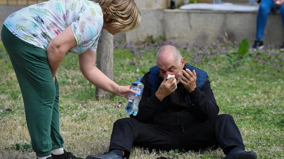 Die Angehörigen der Opfer warteten am Sonntag vor dem Spital | Die Angehörigen der Opfer warteten am Sonntag vor dem Spital