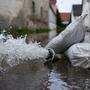 Wasser wird aus überfluteten Wohnungen gepumpt | Wasser wird aus überfluteten Wohnungen gepumpt