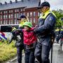 Greta Thunberg wird von der Polizei abgeführt | Greta Thunberg wird von der Polizei abgeführt