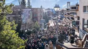 Menschenmenge nach Gedenkmesse am Weg zum abgebrannten Lokal | Menschenmenge nach Gedenkmesse am Weg zum abgebrannten Lokal