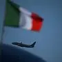 Ryanair-Maschine vor italienischer Flagge (Symbolfoto) | Ryanair-Maschine vor italienischer Flagge (Symbolfoto)