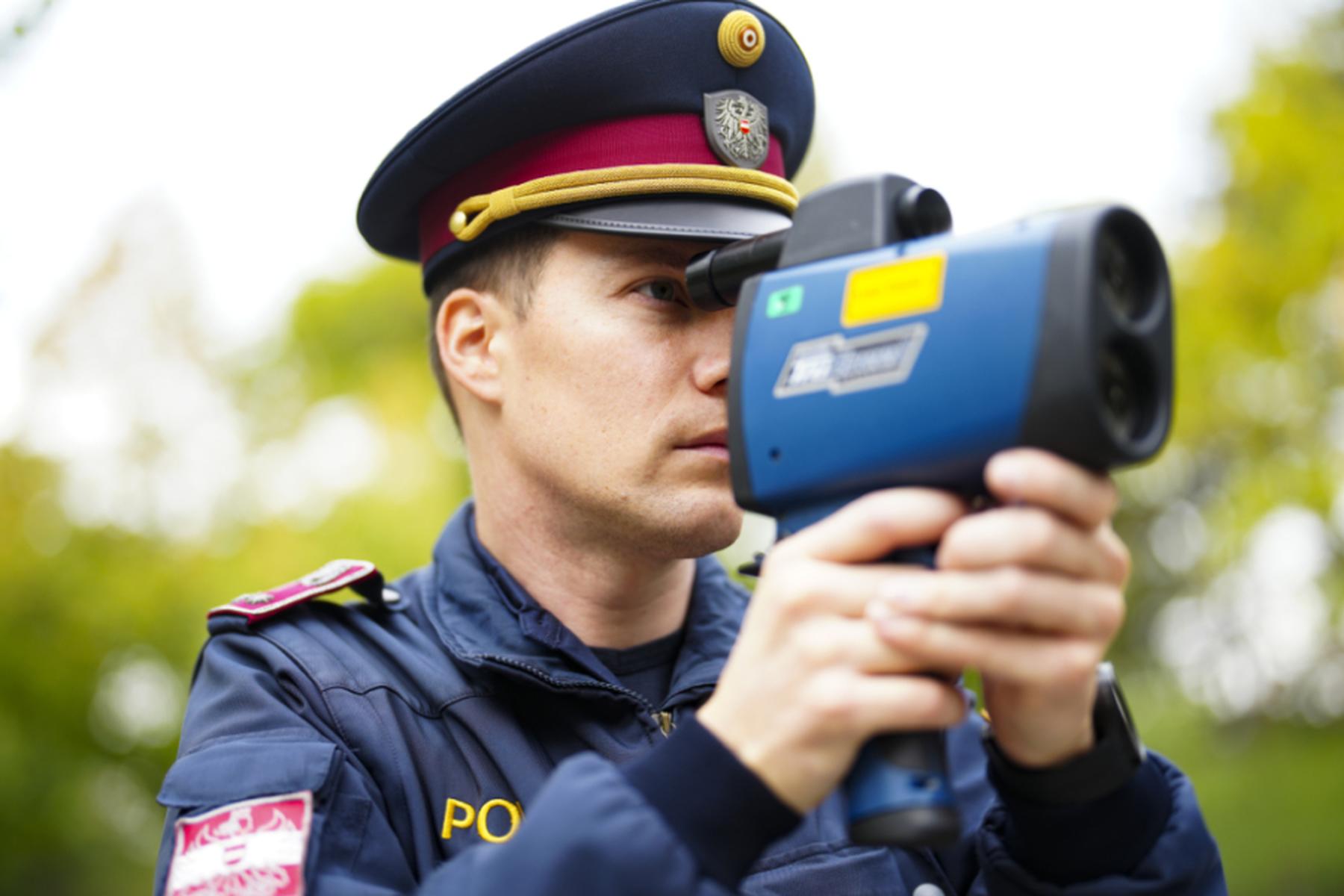 Wien: Motorradfahrer flieht mit 180 km/h vor Polizei in Wien