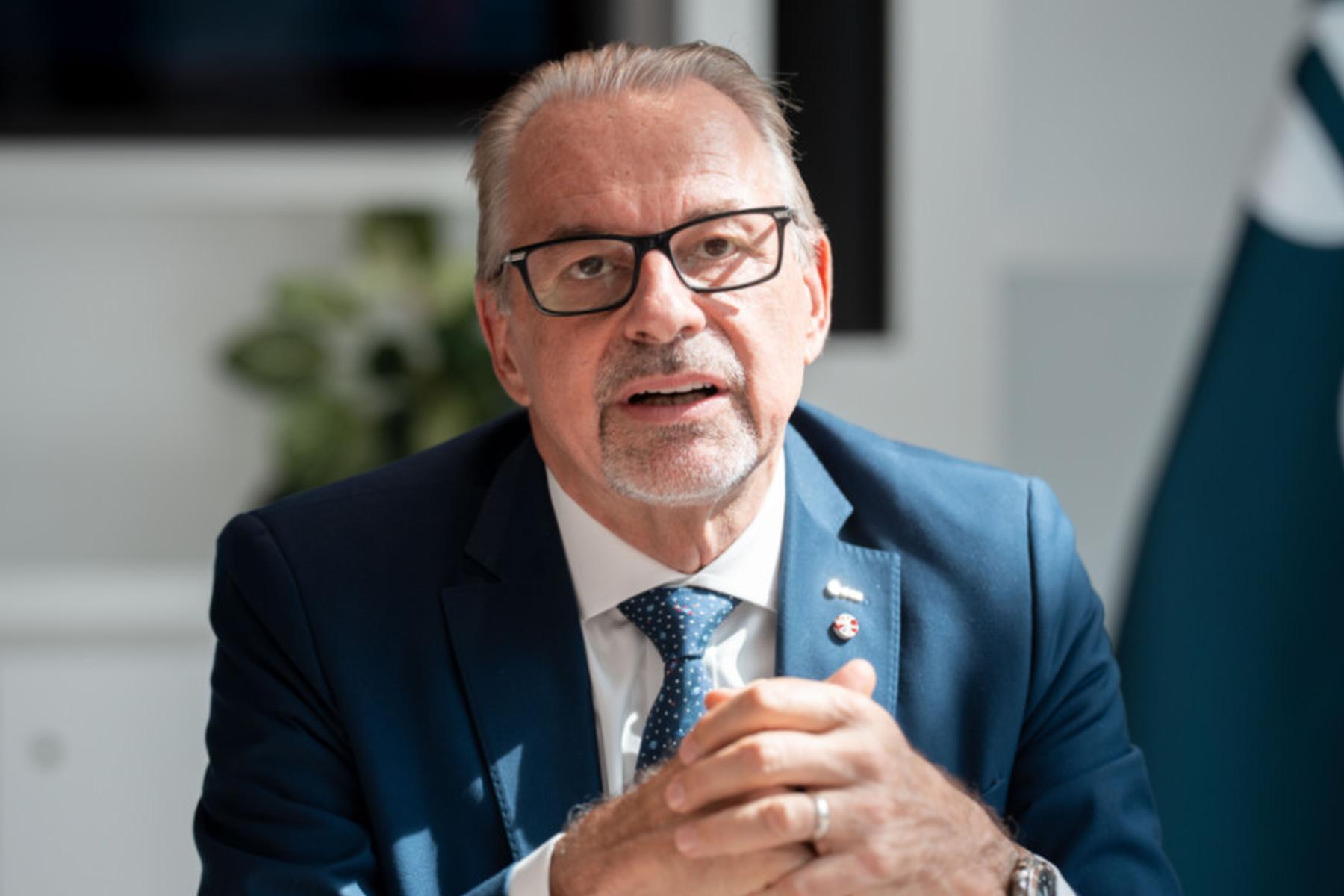 Wien: ESA-Chef: "Weltraum und Verteidigung gehen Hand in Hand"