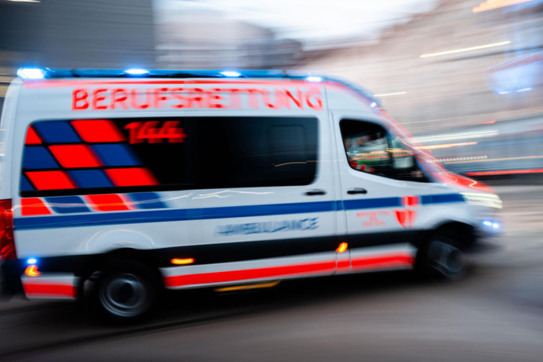 Riefensberg: Pkw stürzt in Vorarlberg über Böschung ab - zwei Verletzte