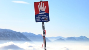 Lawinenwarnschild vor einer Bergkette