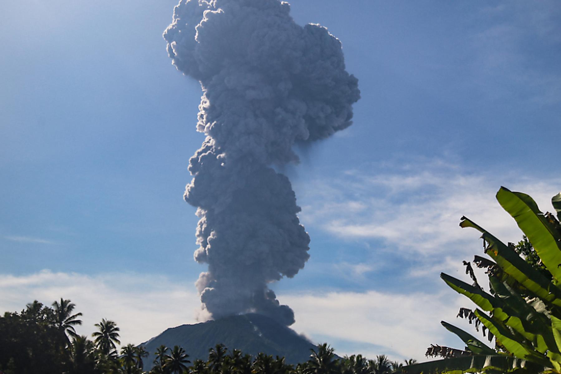 Jakarta: Indonesischer Vulkan Ibu stieß riesige Aschesäule aus