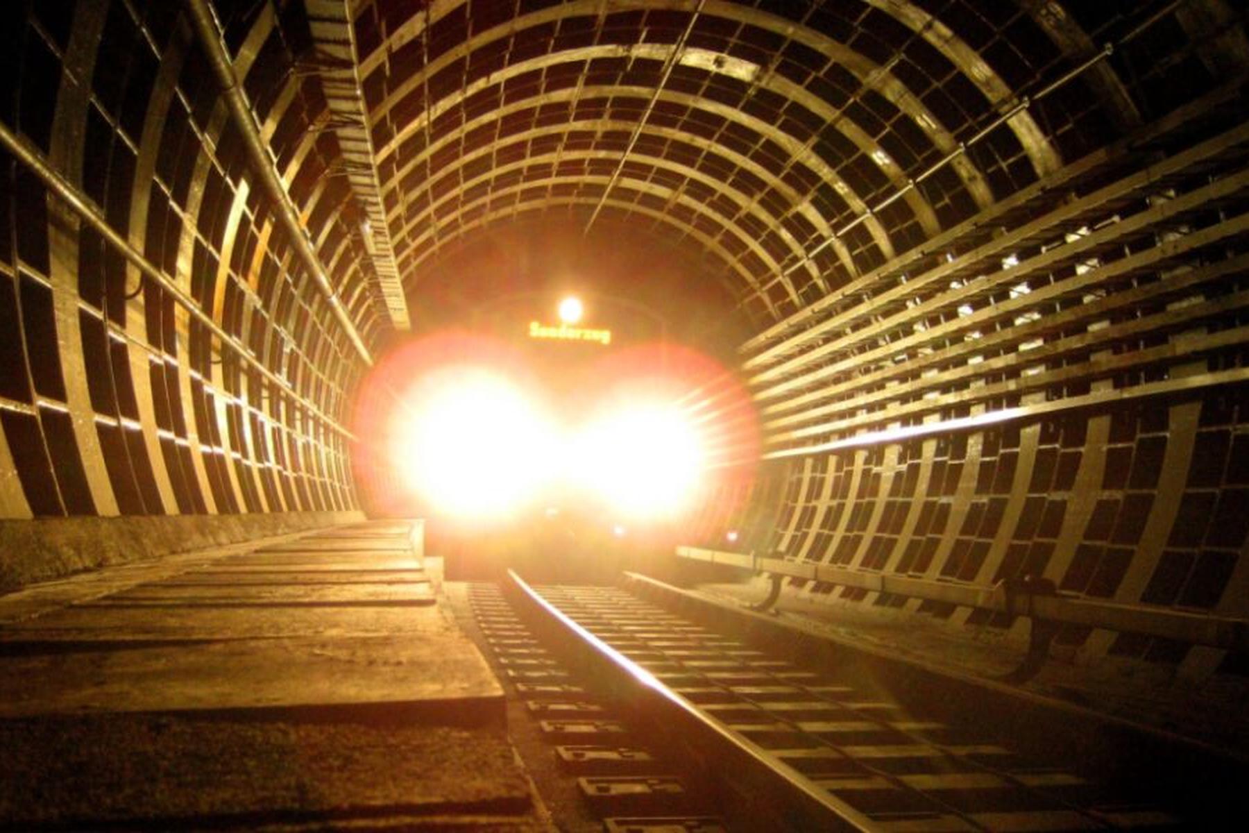 Wien: Elfjährige auf Wiener U-Bahn-Gleis gefallen und gerettet