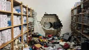 Durch dieses Loch gelangten die Täter in den Tresorraum | Durch dieses Loch gelangten die Täter in den Tresorraum