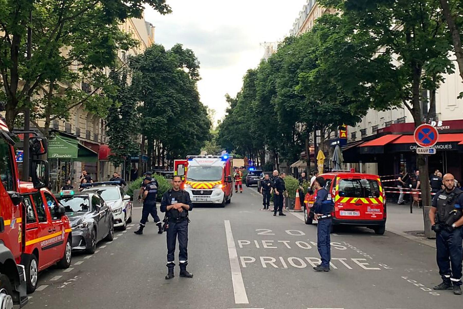 Paris: Auto rast in Terrasse von Pariser Café: Toter und Verletzte