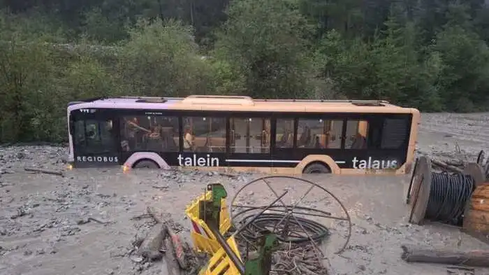 Busfahrer im Bezirk Landeck verletzt, drei Fahrgäste unverletzt | Busfahrer im Bezirk Landeck verletzt, drei Fahrgäste unverletzt