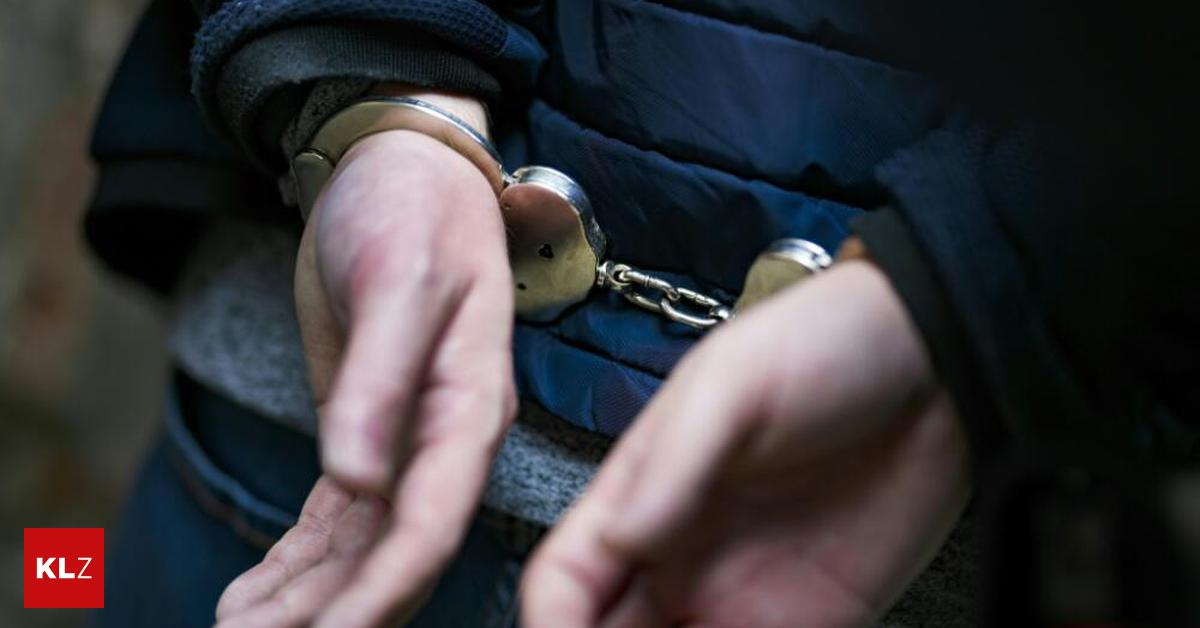 Cannabis-Kokain-und-Tabletten-verkauft-f-r-Dealer-klickten-Handschellen