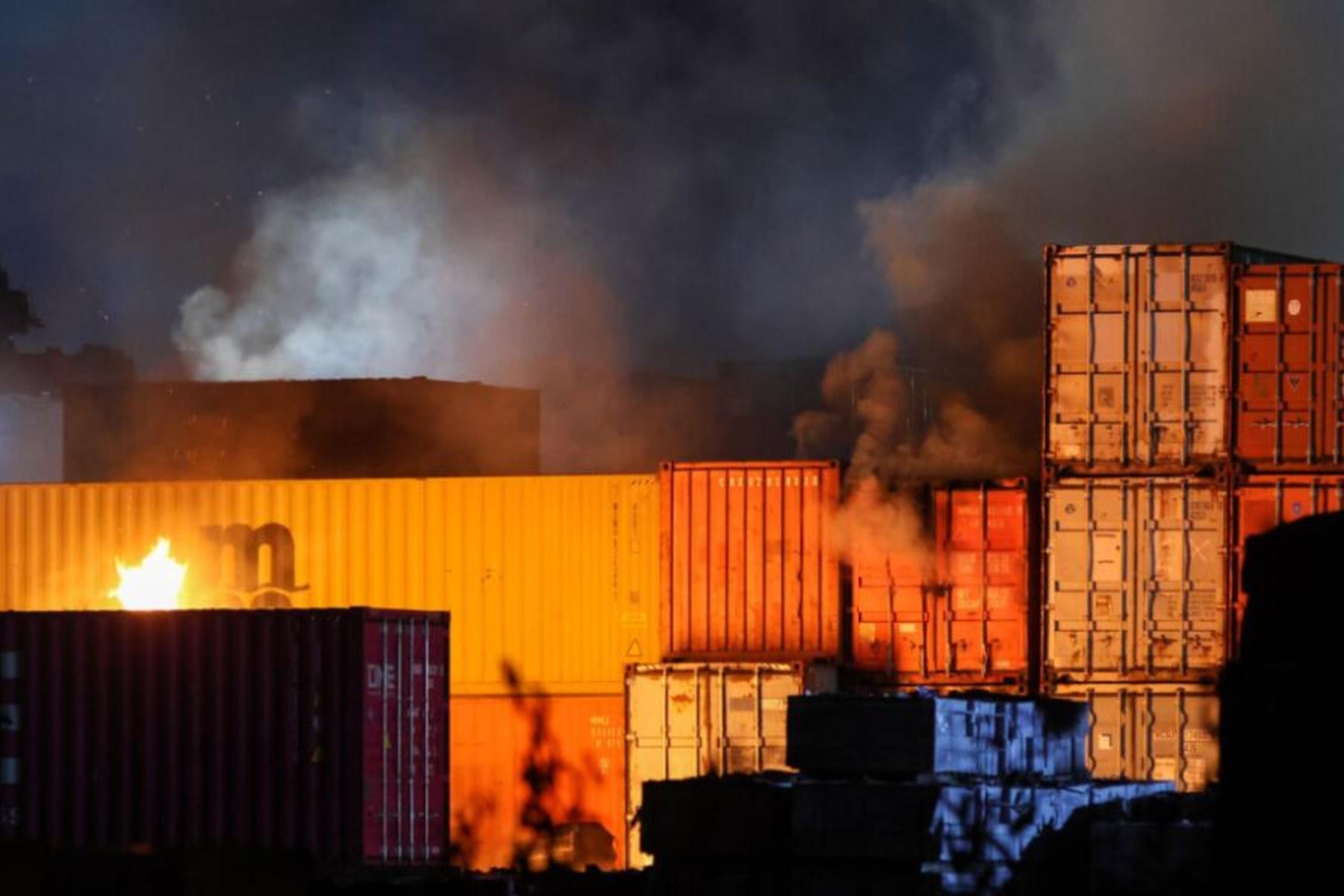 Hamburg: Löscharbeiten dauern bei Großfeuer im Hamburger Hafen an