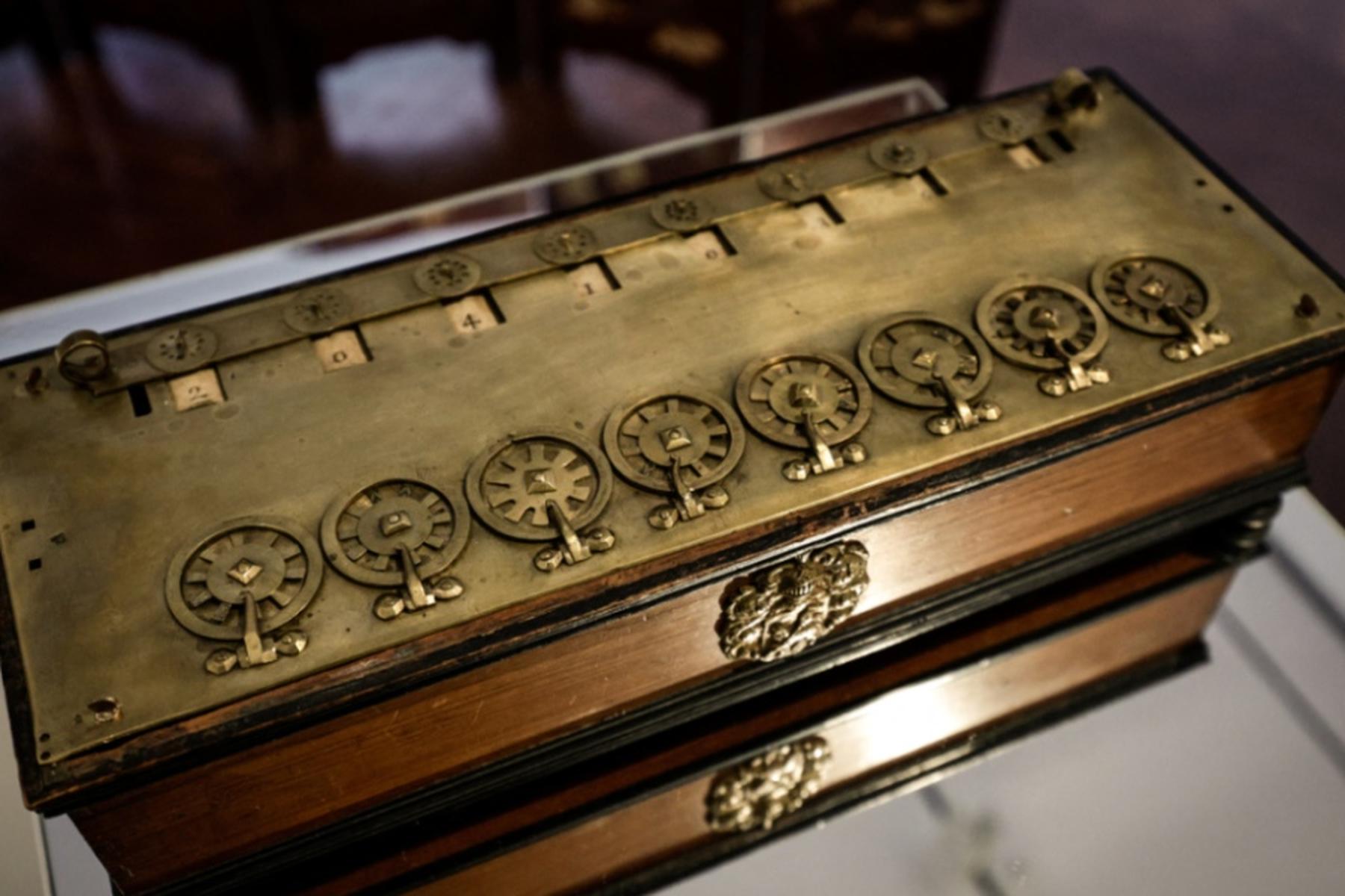 Pariz: Aukcijska hiša ustavila prodajo starodavnega računalnika Pascaline