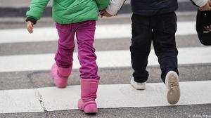 Foto zeigt Kinder auf einem Schutzweg | Um Kinder auf den Straßen zu schützen, fordert der VCÖ mehr Verkehrsberuhigung ein