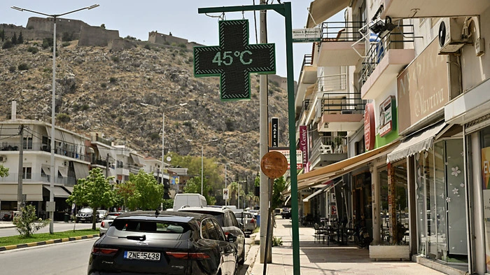 Thermometer in Nafplion zeigt 45 Grad an | Thermometer in Nafplion zeigt 45 Grad an