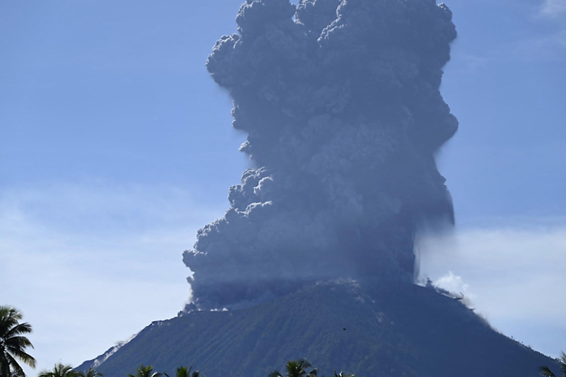 Jakarta: Höchste Alarmstufe für indonesischen Vulkan Ibu ausgerufen