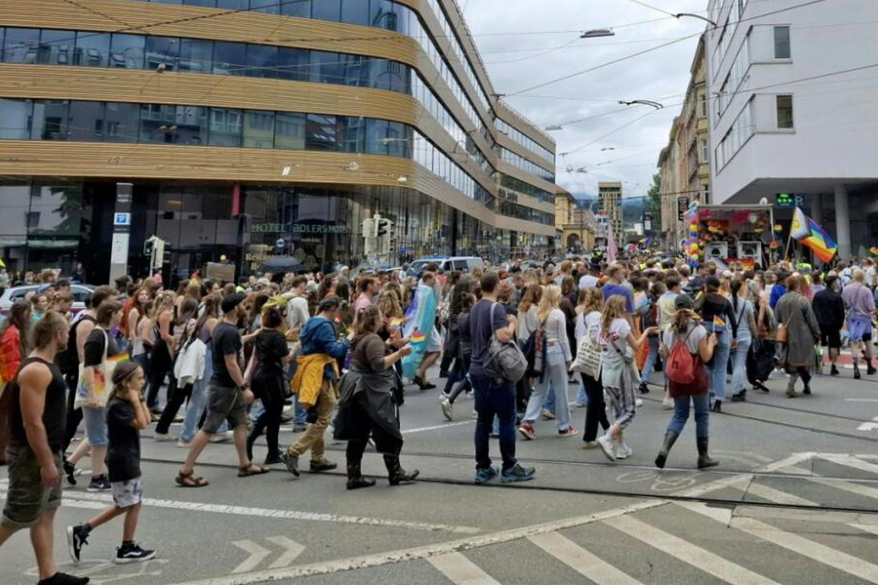 Innsbruck: "Pride Parade" in Innsbruck beschwört "Happy Pride"