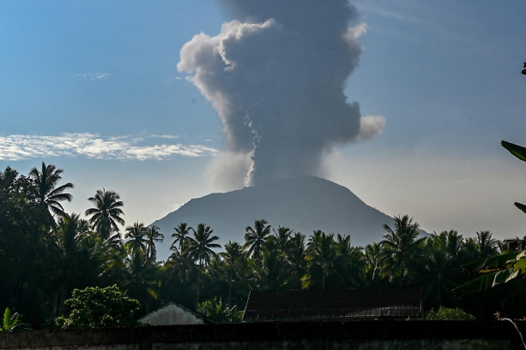 Jakarta: Hunderte Menschen wegen indonesischen Vulkans Ibu evakuiert