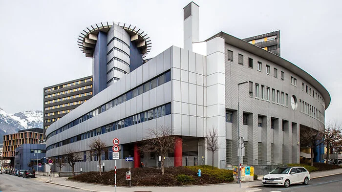Die Neunjährige wurde in die Klinik geflogen. | Die Neunjährige wurde in die Klinik geflogen.