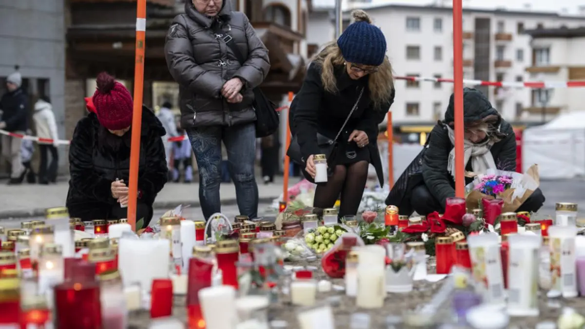 Menschen gedenken nahe des Unglücksorts der vielen Brandopfer | Menschen gedenken nahe des Unglücksorts der vielen Brandopfer