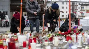 Menschen gedenken nahe des Unglücksorts der vielen Brandopfer | Menschen gedenken nahe des Unglücksorts der vielen Brandopfer